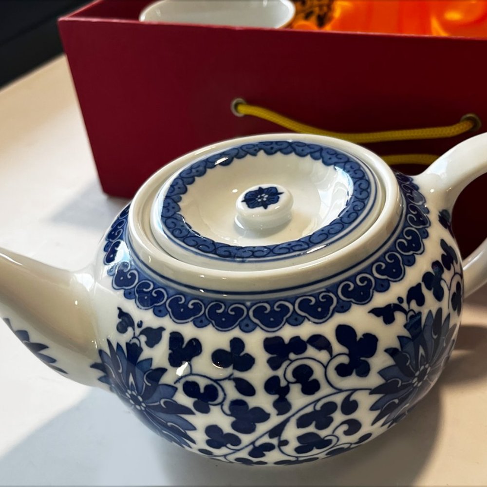 Vintage Chinese Teapot/Six Teacups in Display Case, Blue & White, REDUCED! - Picture 4 of 11